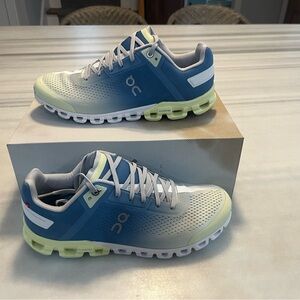 On Running Cloudflow Dust/Seedling Mens size 8.5 brand new in the box